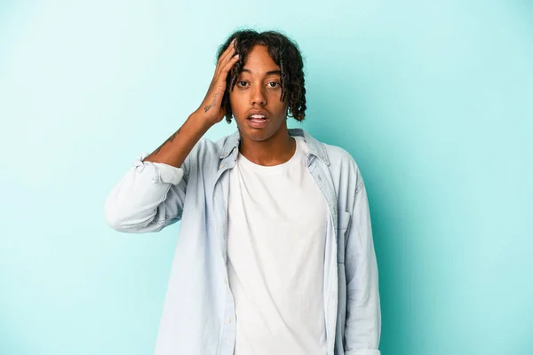 Junge Afrikanisch Amerikanische Mann Isoliert Auf Blauem Hintergrund Schockiert Sie — Stockfoto
