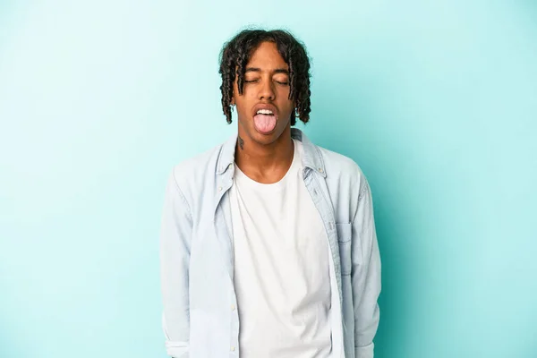 Młody Afroamerykanin Człowiek Odizolowany Niebieskim Tle Zabawny Przyjazny Wystający Język — Zdjęcie stockowe