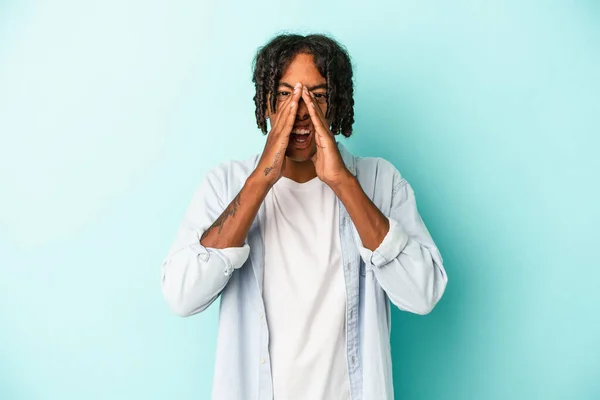 Junger Afrikanisch Amerikanischer Mann Isoliert Auf Blauem Hintergrund Schreit Aufgeregt — Stockfoto