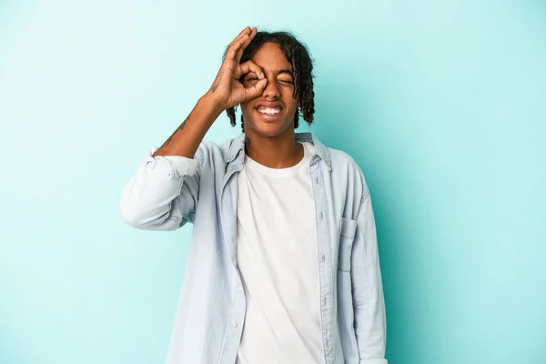 Fiatal Afro Amerikai Férfi Elszigetelt Kék Háttér Izgatott Tartása Rendben — Stock Fotó