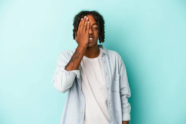Ung Afrikansk Amerikansk Man Isolerad Blå Bakgrund Har Kul Att — Stockfoto