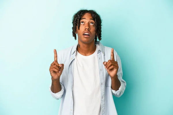 Young African American Man Isolated Blue Background Pointing Upside Opened — Stock Photo, Image