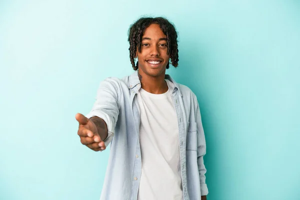 Junger Afrikanisch Amerikanischer Mann Isoliert Auf Blauem Hintergrund Streckt Hand — Stockfoto