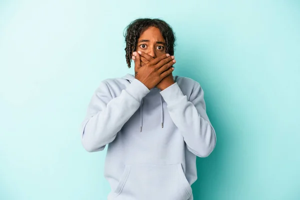 Ung Afrikansk Amerikansk Man Isolerad Blå Bakgrund Chockad Täcker Munnen — Stockfoto