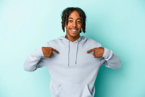 Young African American Man Isolated Blue Background Surprised Pointing Finger — Stock Photo, Image