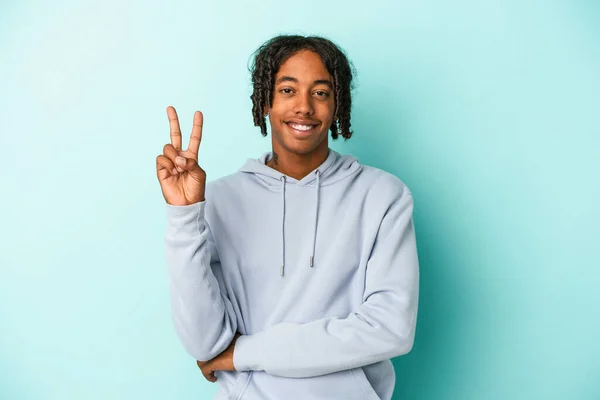 Jovem Afro Americano Isolado Fundo Azul Mostrando Número Dois Com — Fotografia de Stock