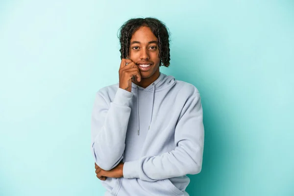 Jovem Afro Americano Isolado Fundo Azul Sorrindo Feliz Confiante Tocando — Fotografia de Stock