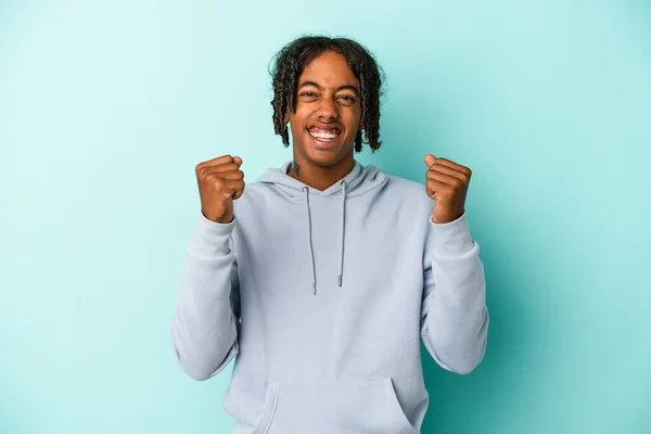 Jovem Afro Americano Isolado Fundo Azul Aplaudindo Despreocupado Animado Conceito — Fotografia de Stock