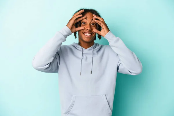 Junger Afrikanisch Amerikanischer Mann Isoliert Auf Blauem Hintergrund Die Augen — Stockfoto