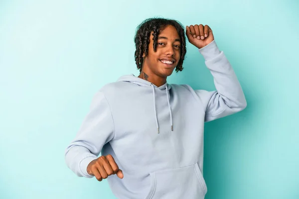 Young African American Man Isolated Blue Background Celebrating Special Day — Stock Photo, Image