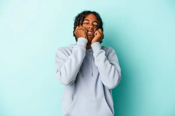 Junger Afrikanisch Amerikanischer Mann Isoliert Auf Blauem Hintergrund Weint Unglücklich — Stockfoto