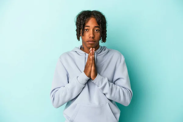 Junger Afrikanisch Amerikanischer Mann Isoliert Auf Blauem Hintergrund Betet Zeigt — Stockfoto