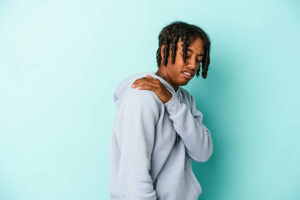 Junger Afrikanisch Amerikanischer Mann Isoliert Auf Blauem Hintergrund Mit Schulterschmerzen — Stockfoto