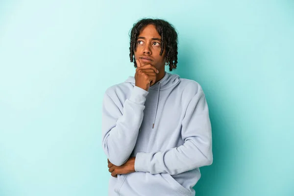 Junger Afrikanisch Amerikanischer Mann Isoliert Auf Blauem Hintergrund Nachdenklich Nachdenklich — Stockfoto