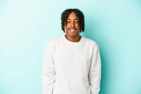 Junger Afrikanisch Amerikanischer Mann Auf Blauem Hintergrund Lacht Und Schließt — Stockfoto