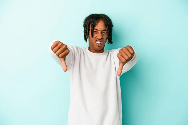 Joven Afroamericano Aislado Sobre Fondo Azul Mostrando Pulgar Hacia Abajo —  Fotos de Stock