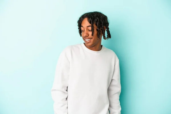 Junger Afrikanisch Amerikanischer Mann Isoliert Auf Blauem Hintergrund Sieht Lächelnd — Stockfoto