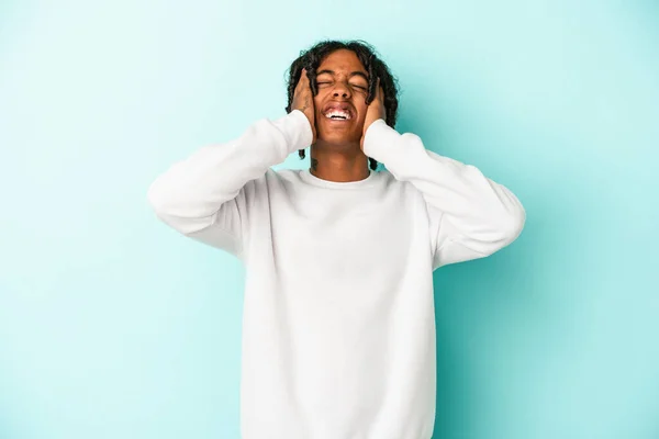 Ung Afrikansk Amerikansk Man Isolerad Blå Bakgrund Skrattar Glatt Hålla — Stockfoto