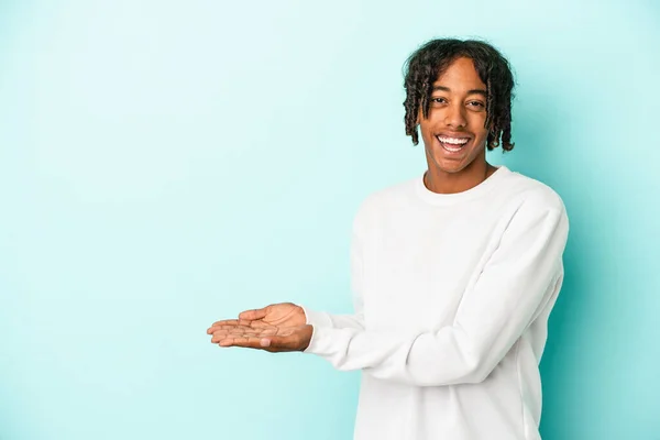 Young African American Man Isolated Blue Background Holding Copy Space — Stock Photo, Image