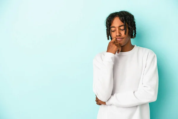 Ung Afrikansk Amerikansk Man Isolerad Blå Bakgrund Tittar Sidled Med — Stockfoto