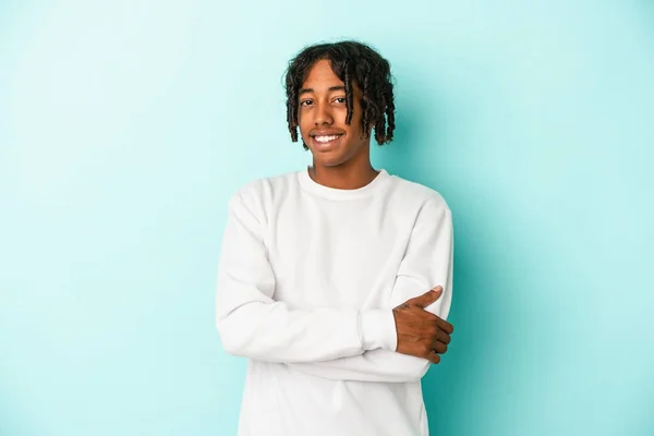 Junger Afrikanisch Amerikanischer Mann Isoliert Auf Blauem Hintergrund Glücklich Lächelnd — Stockfoto