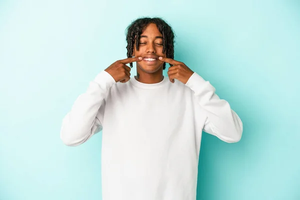 Junger Afrikanisch Amerikanischer Mann Auf Blauem Hintergrund Lächelt Und Zeigt — Stockfoto