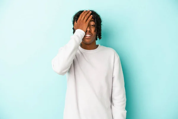 Joven Afroamericano Aislado Sobre Fondo Azul Olvidando Algo Golpeando Frente —  Fotos de Stock