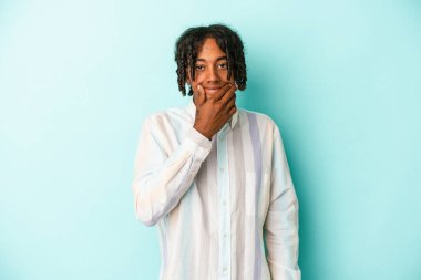 Genç Afro-Amerikalı iki seçenek arasında kuşkuyla mavi arka planda izole edilmiş..