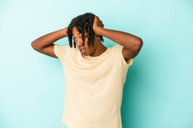 Genç Afrikalı Amerikalı adam mavi arka planda izole edilmiş bağırıyor, çok heyecanlı, tutkulu, bir şeyden memnun..