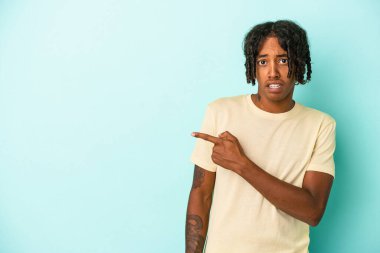 Genç Afro-Amerikan adam mavi arka planda izole edildi.