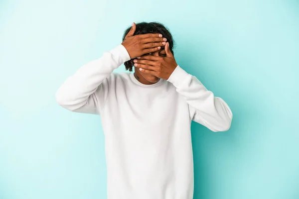 Jovem Afro Americano Isolado Fundo Azul Pestanejar Para Câmera Através — Fotografia de Stock