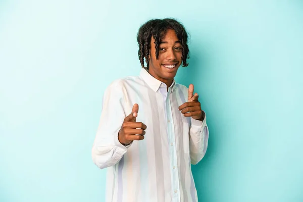 Junger Afrikanisch Amerikanischer Mann Isoliert Auf Blauem Hintergrund Fröhliches Lächeln — Stockfoto