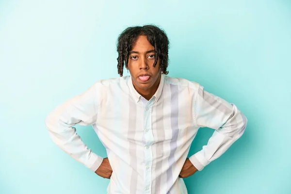Fiatal Afro Amerikai Férfi Elszigetelt Kék Háttér Vicces Barátságos Kilóg — Stock Fotó