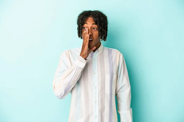Ung Afrikansk Amerikansk Man Isolerad Blå Bakgrund Skrika Glada Till — Stockfoto