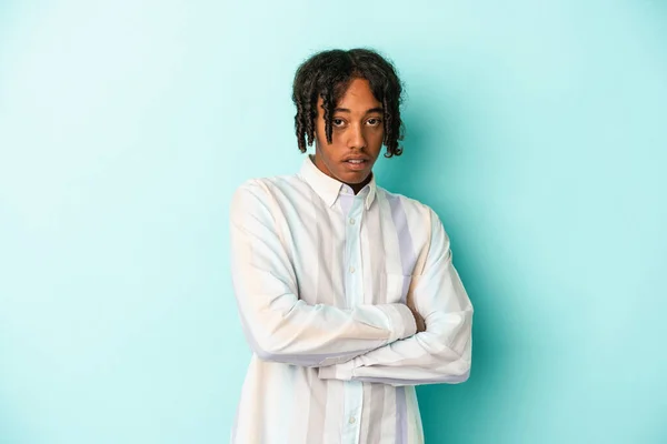Junger Afrikanisch Amerikanischer Mann Isoliert Auf Blauem Hintergrund Der Gelangweilt — Stockfoto
