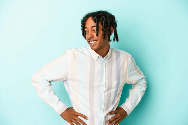 Junger Afrikanisch Amerikanischer Mann Isoliert Auf Blauem Hintergrund Selbstbewusst Die — Stockfoto