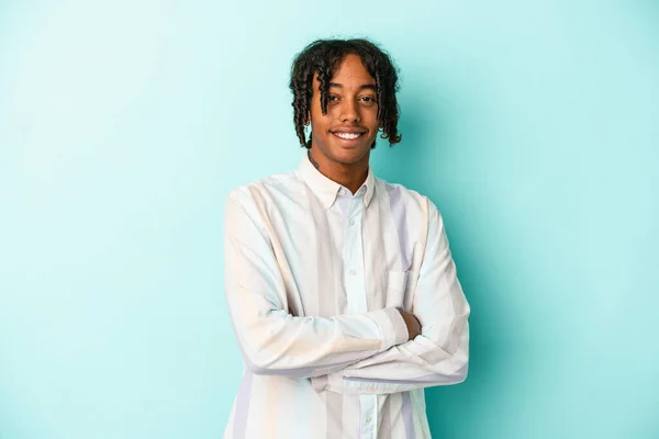 Young African American Man Isolated Blue Background Who Feels Confident — Stock Photo, Image