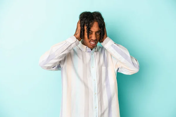 Jovem Afro Americano Isolado Fundo Azul Cobrindo Orelhas Com Mãos — Fotografia de Stock