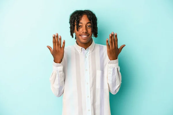 Νεαρός Αφροαμερικάνος Απομονωμένος Μπλε Φόντο Νούμερο Δέκα Χέρια — Φωτογραφία Αρχείου