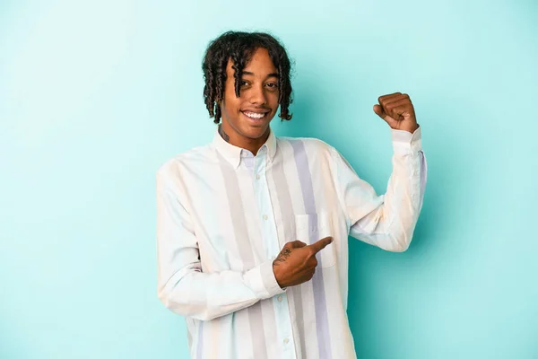 Junger Afrikanisch Amerikanischer Mann Isoliert Auf Blauem Hintergrund Zeigt Geste — Stockfoto