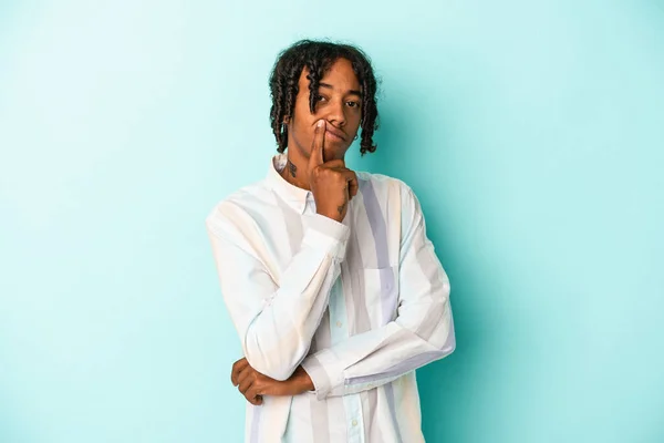 Ung Afrikansk Amerikansk Man Isolerad Blå Bakgrund Olycklig Ser Kameran — Stockfoto