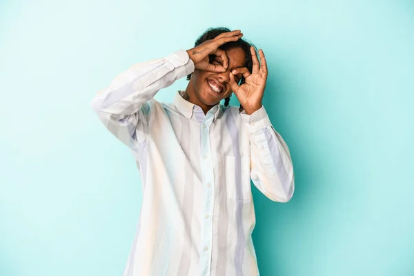 Giovane Uomo Afro Americano Isolato Sfondo Blu Mostrando Segno Sopra — Foto Stock