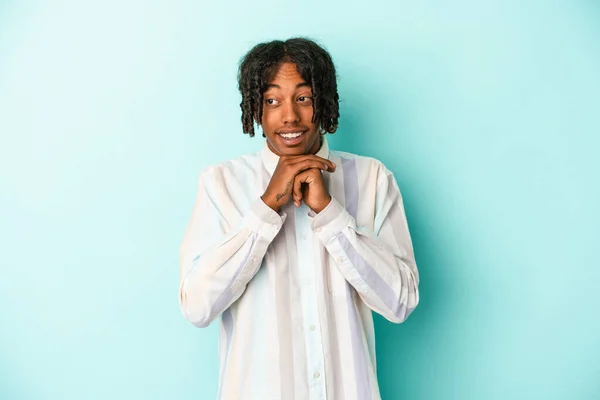Ung Afrikansk Amerikansk Man Isolerad Blå Bakgrund Håller Händerna Hakan — Stockfoto