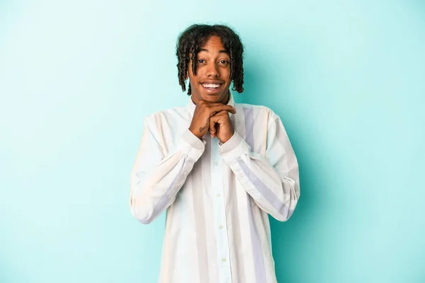 Junger Afrikanisch Amerikanischer Mann Auf Blauem Hintergrund Der Glück Betet — Stockfoto