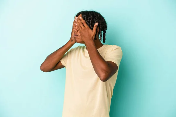 Fiatal Afro Amerikai Férfi Elszigetelt Kék Háttér Félelem Eltakaró Szem — Stock Fotó