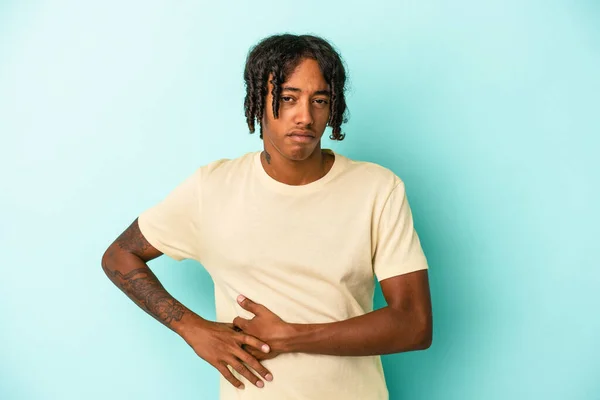 Junger Afrikanisch Amerikanischer Mann Isoliert Auf Blauem Hintergrund Mit Leberschmerzen — Stockfoto