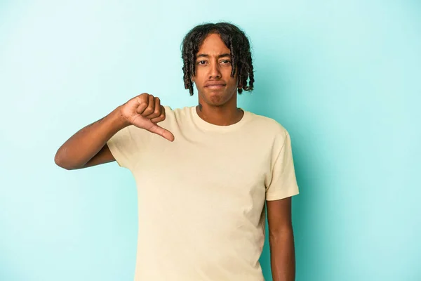 Junge Afrikanisch Amerikanische Mann Isoliert Auf Blauem Hintergrund Zeigt Daumen — Stockfoto