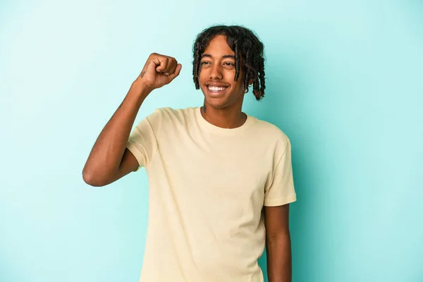 Giovane Uomo Afroamericano Isolato Sfondo Blu Che Celebra Una Vittoria — Foto Stock