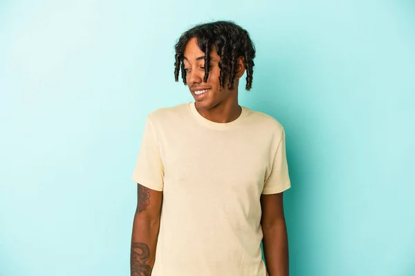 Junger Afrikanisch Amerikanischer Mann Auf Blauem Hintergrund Lacht Und Schließt — Stockfoto