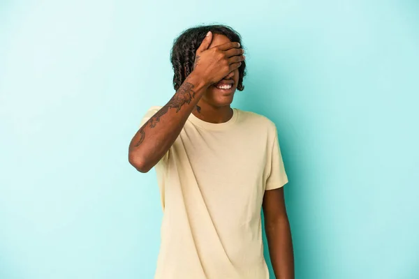 Jovem Afro Americano Isolado Fundo Azul Cobre Olhos Com Mãos — Fotografia de Stock